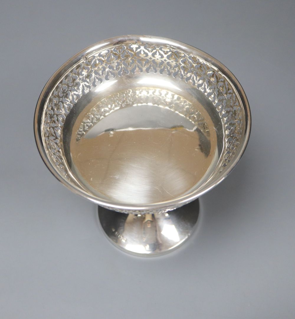 A George V silver tazza, Birmingham, 1911, height 13.7cm, weighted.